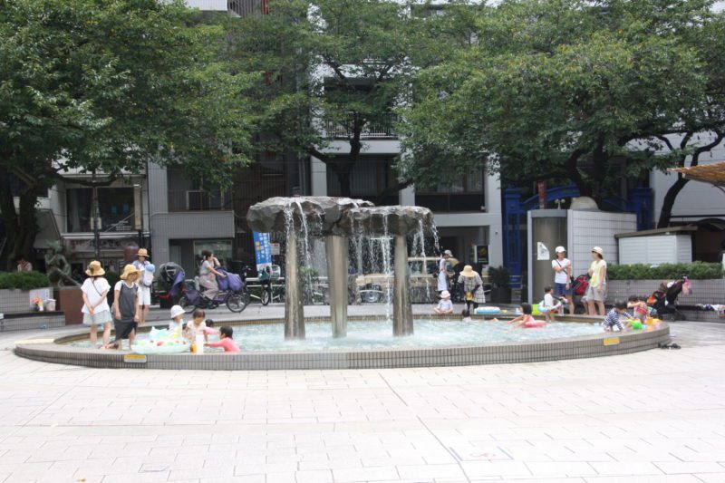 piscines extérieures tokyo, outdoor swimming pool tokyo, piscine pour enfant tokyo, baignade enfant tokyo, vivre a tokyo, expatriation tokyo, visiter tokyo