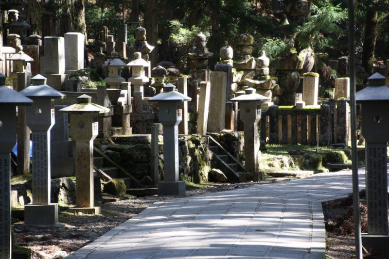 Le cimetière Okunoin à Koya san, visiter le Japon, expatriation au Japon
