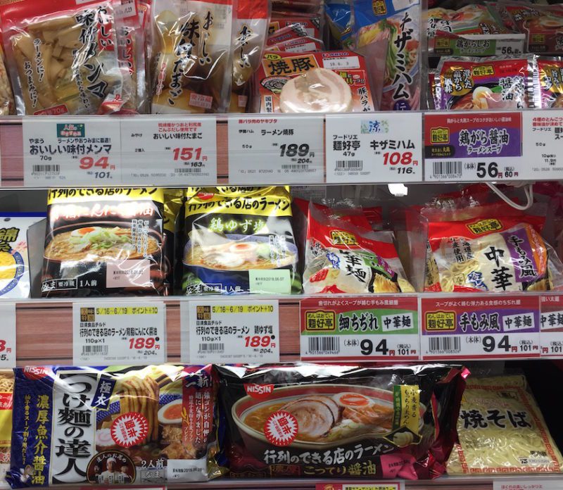 Choisir ses ingrédients pour préparer des Ramen au supermarché, vivre à tokyo