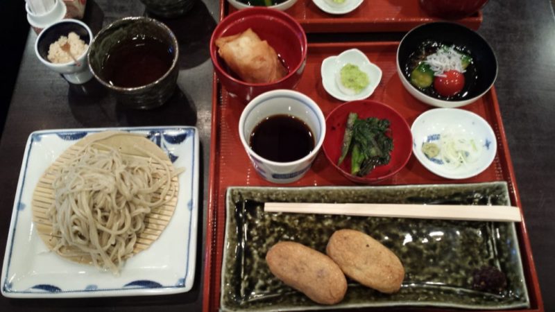 Un repas avec des soba froid, visiter tokyo, vivre à tokyo