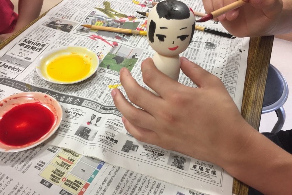 Atelier manuel chez un artisan de Kokeshi , visiter le japon avec des enfants, vivre à tokyo, expatriation à tokyo