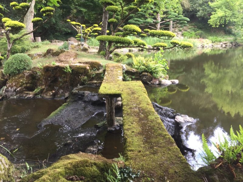 Un pont dans le jardin japonais de Maulévrier, visiter le japon, expatriation à tokyo