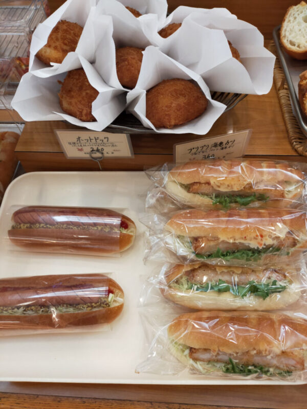 kare pan et autres sandwichs salés dans une boulangerie de Tokyo