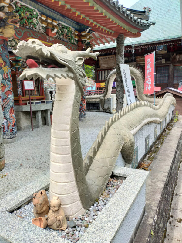 bâtiments colorés et dragons du temple Konjoin