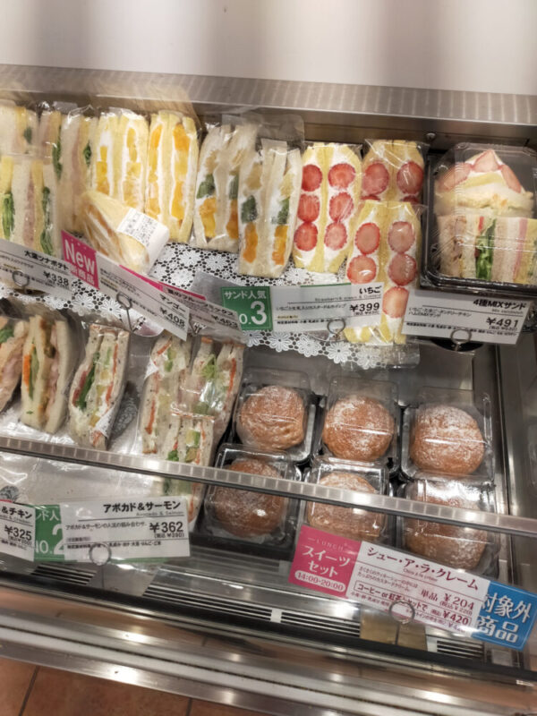 sandwichs aux fruits et choux à la crème dans une boulangerie de Tokyo