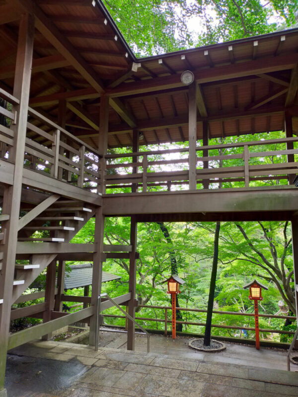 strucutre en bois qui surplombe la vallée, temple Todoroki Fudoson