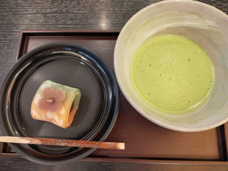 matcha et wagashi chez Tsuraya Yoshinobu dans la gare de Kyoto