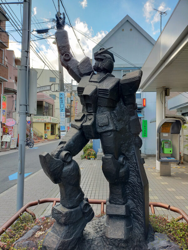 Statue de Gundam à la station Kami-Igusa