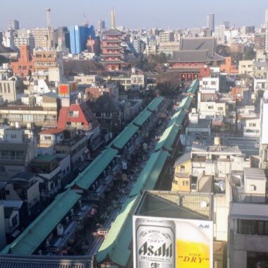 La vue d'Asakusa depuis le café de l'Office du Tourisme visiter Tokyo visiter le Japon