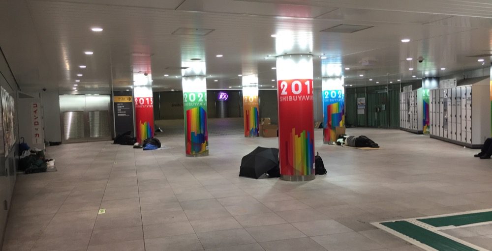 Quelques sans abri à la gare de Shibuya, Vivre à Tokyo